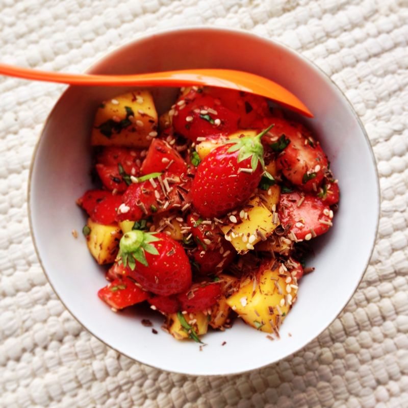 Salade-fraises-mangues-chocolat-sesame