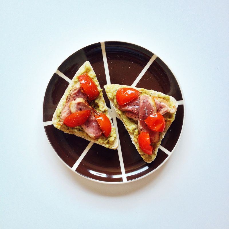 Tartines-canard-guacamole-tomates